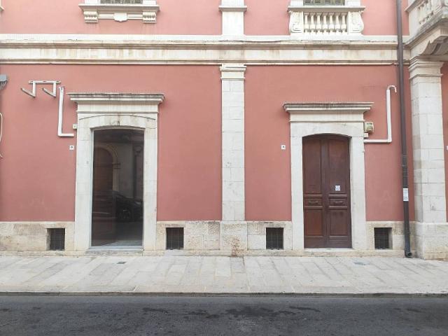 Locale Commerciale in affitto a Puglia, Bari