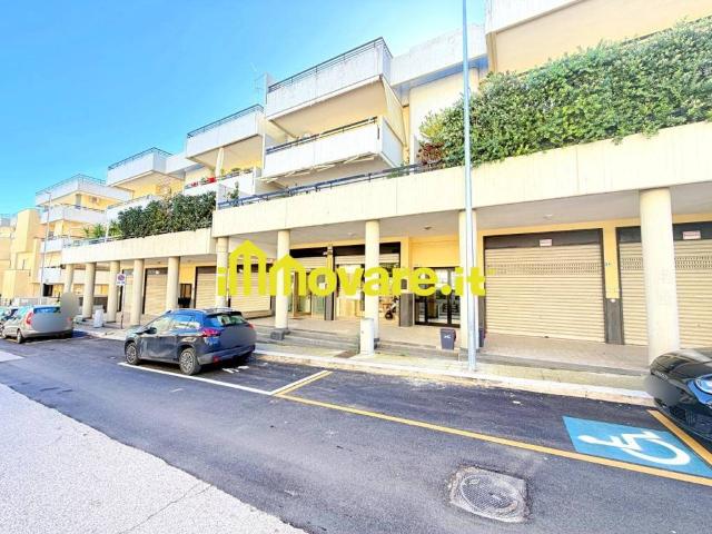 Locale Commerciale in affitto a Puglia, Bari