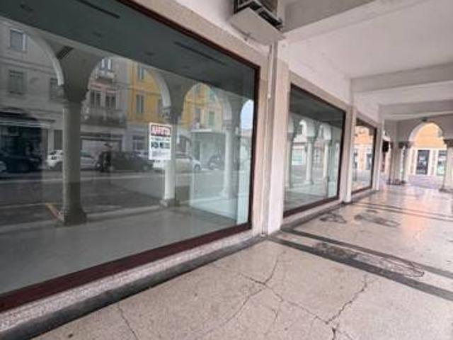 Locale Commerciale in affitto a Borgo Dolomiti, Adria