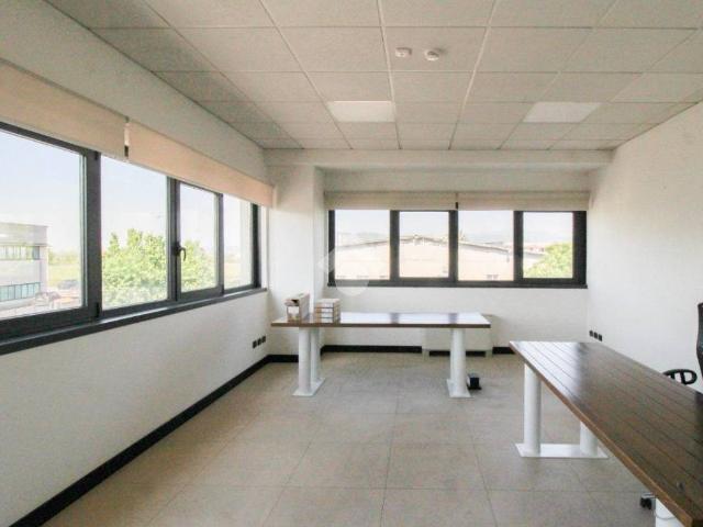 Locale Commerciale in affitto a Adro, Lombardia