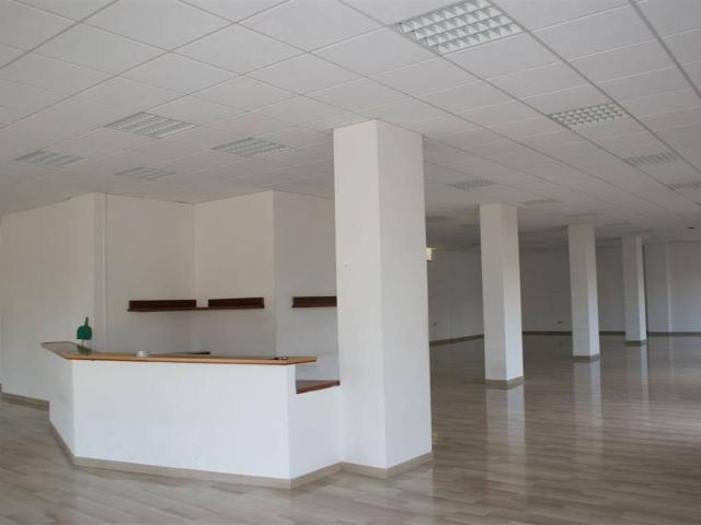 Locale Commerciale in affitto a Casoria, Campania
