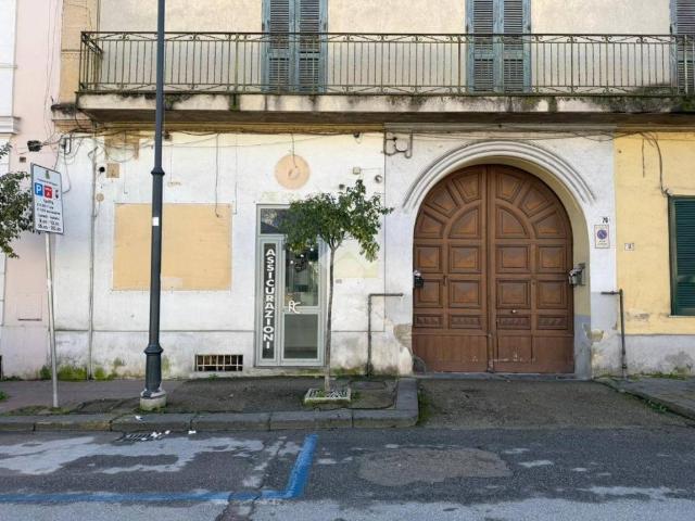 Locale Commerciale in affitto a Afragola, Campania