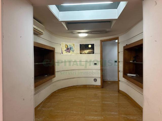 Locale Commerciale in affitto a Afragola, Campania