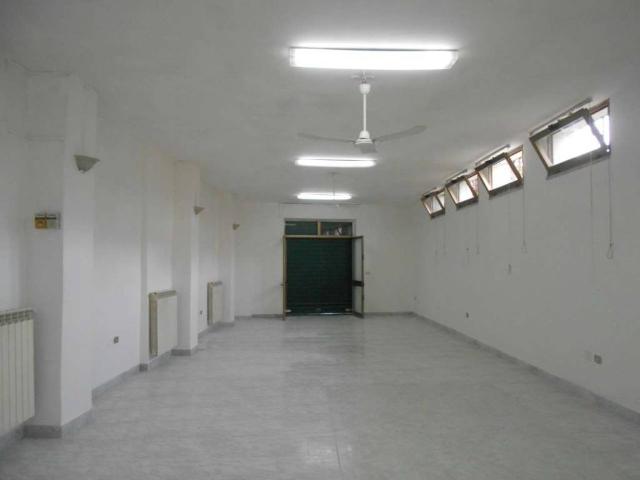 Locale Commerciale in affitto a Afragola, Campania