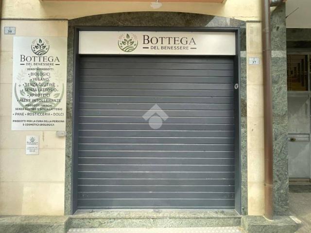 Locale Commerciale in affitto a Afragola, Campania