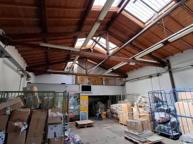 Locale Commerciale in affitto a Agliana, Toscana