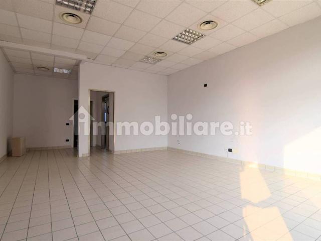 Locale Commerciale in affitto a Agnadello, Lombardia