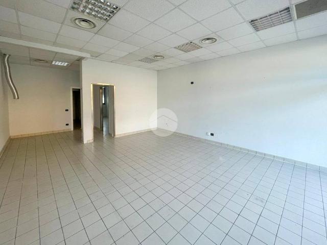 Locale Commerciale in affitto a Agnadello, Lombardia