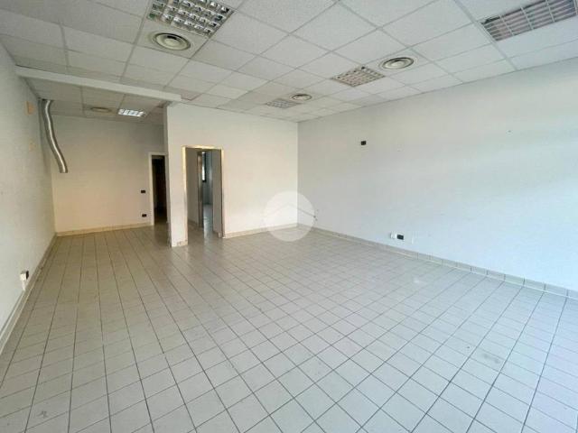 Locale Commerciale in affitto a Agnadello, Lombardia