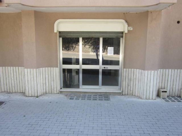 Locale Commerciale in affitto a Agnone, Molise