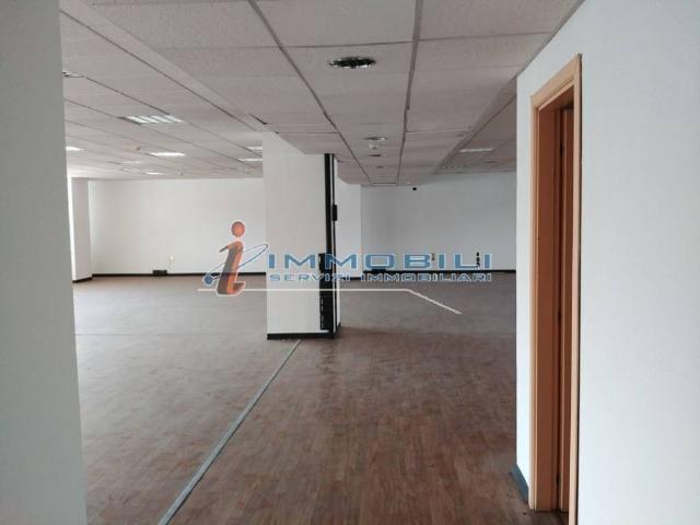 Locale Commerciale in affitto a Tangenziale Est di Milano, Agrate Brianza
