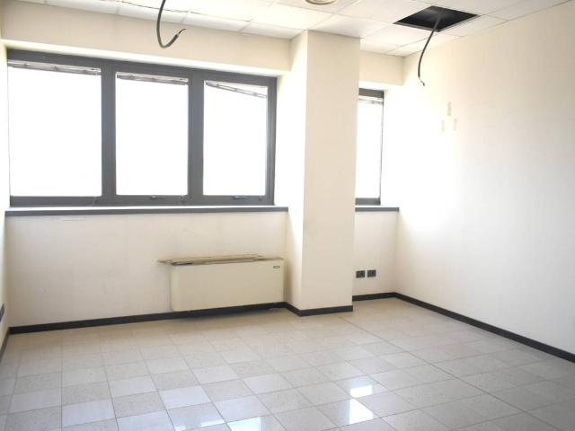 Locale Commerciale in affitto a Agrate Brianza, Lombardia