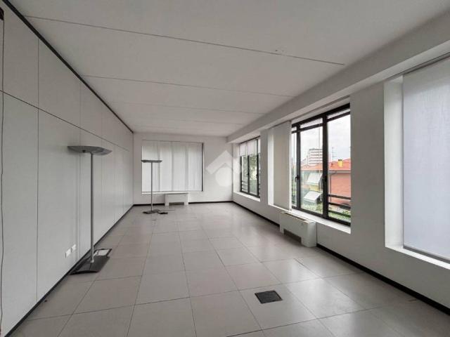 Locale Commerciale in affitto a Agrate Brianza, Lombardia