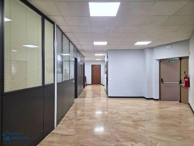 Locale Commerciale in affitto a Agrate Brianza, Lombardia