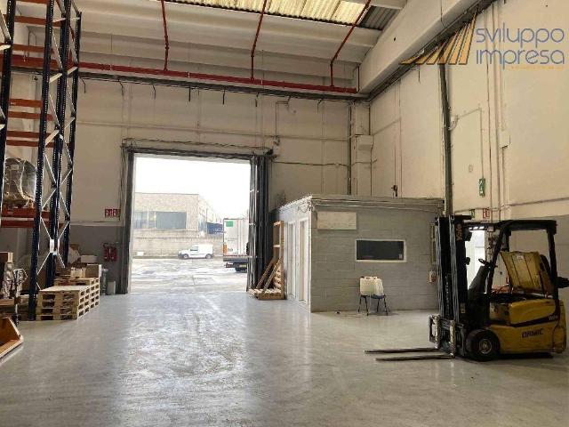 Locale Commerciale in affitto a Agrate Brianza, Lombardia