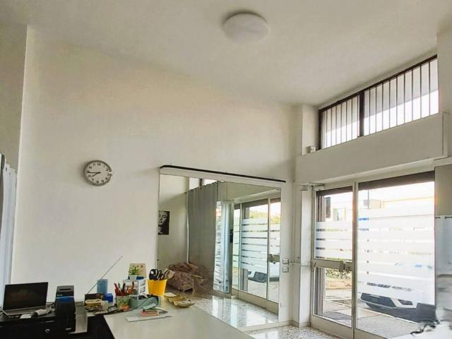Locale Commerciale in affitto a Agrate Brianza, Lombardia