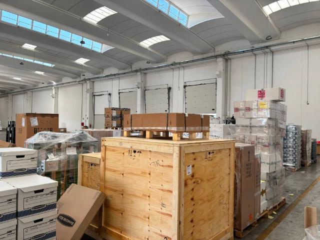 Locale Commerciale in affitto a Agrate Brianza, Lombardia