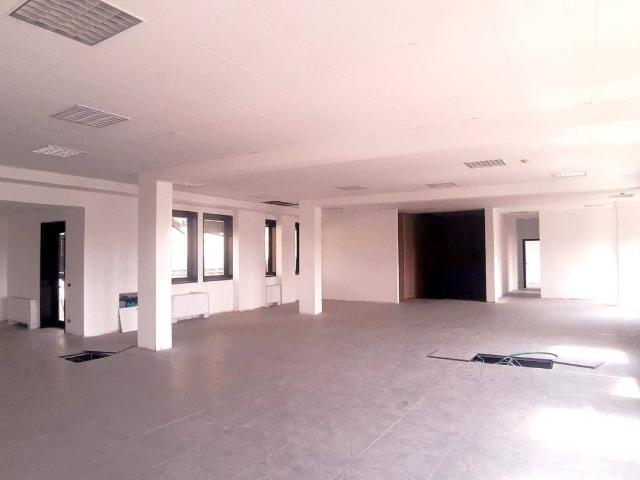Locale Commerciale in affitto a Agrate Brianza, Lombardia