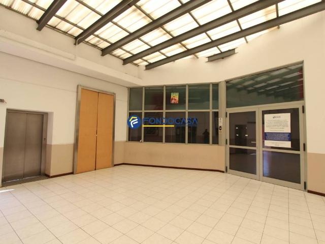 Locale Commerciale in affitto a Agrate Brianza, Lombardia