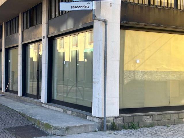 Locale Commerciale in affitto a Agrate Brianza, Lombardia