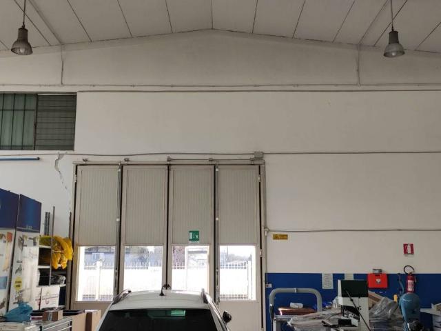 Locale Commerciale in affitto a Agrate Brianza, Lombardia