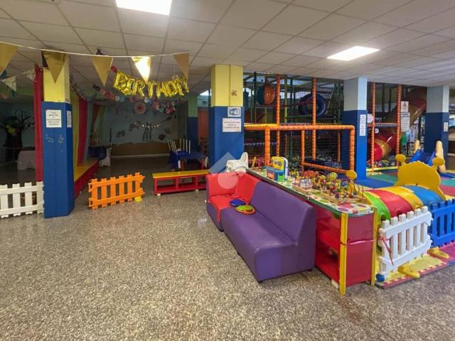 Locale Commerciale in affitto a Agrate Brianza, Lombardia