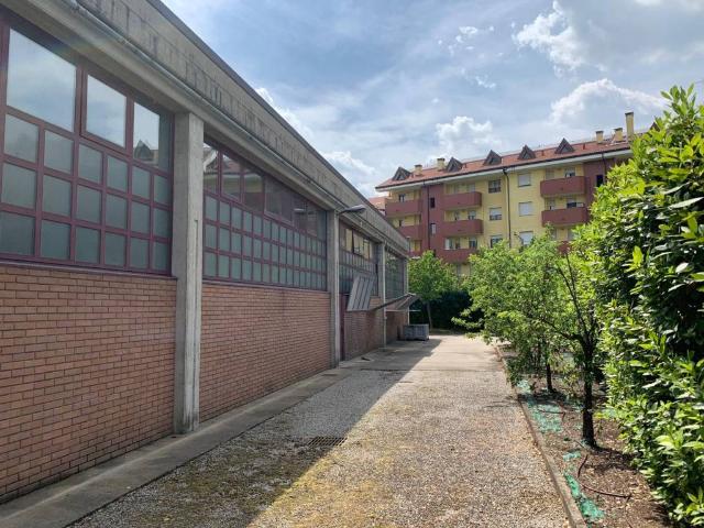 Locale Commerciale in affitto a Agrate Brianza, Lombardia