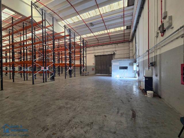 Locale Commerciale in affitto a Agrate Brianza, Lombardia
