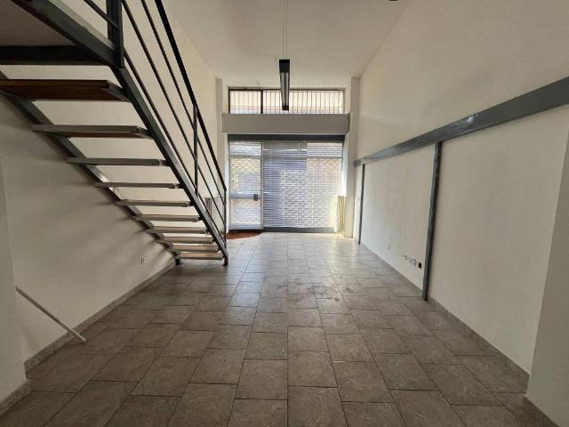 Locale Commerciale in affitto a Agrate Brianza, Lombardia