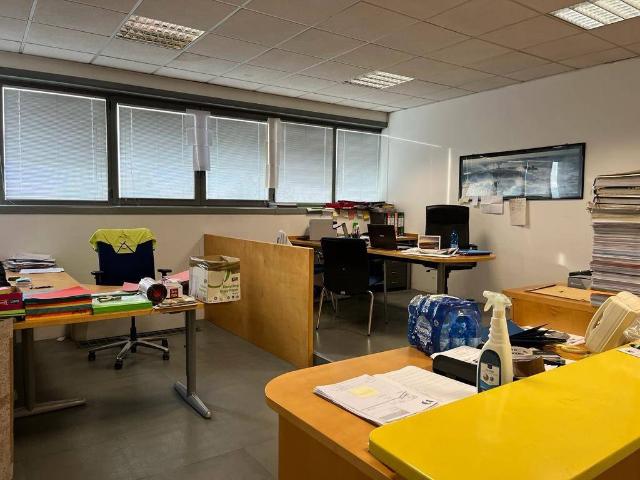 Locale Commerciale in affitto a Agrate Brianza, Lombardia