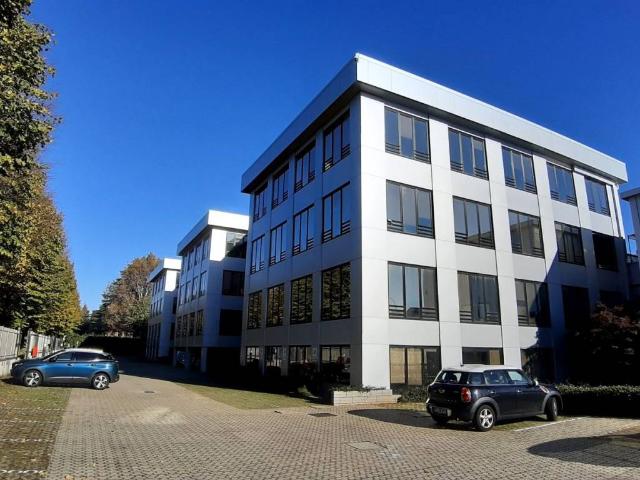Locale Commerciale in affitto a Agrate Brianza, Lombardia