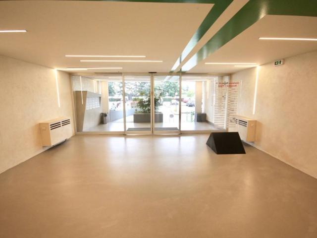 Locale Commerciale in affitto a Agrate Brianza, Lombardia
