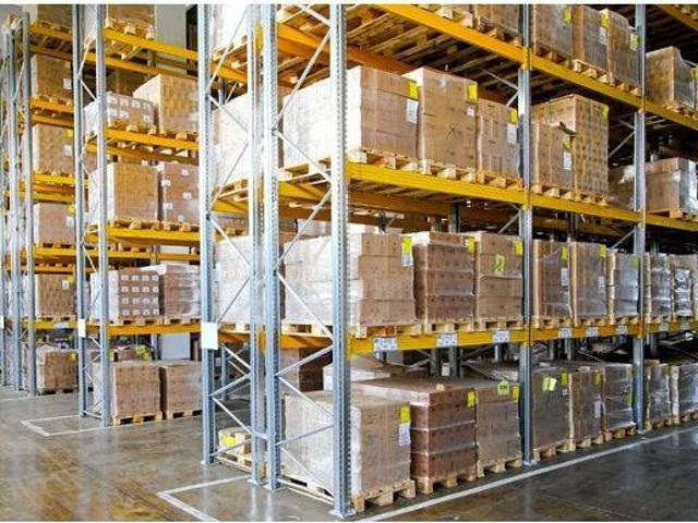 Locale Commerciale in affitto a Agrate Brianza, Lombardia