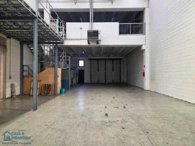 Locale Commerciale in affitto a Agrate Brianza, Lombardia