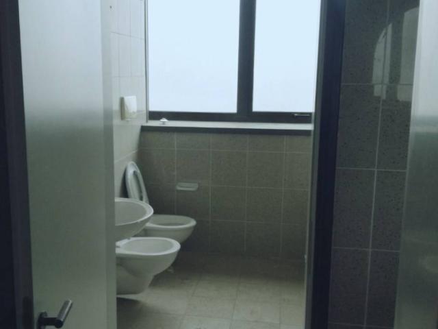 Locale Commerciale in affitto a Agrate Brianza, Lombardia