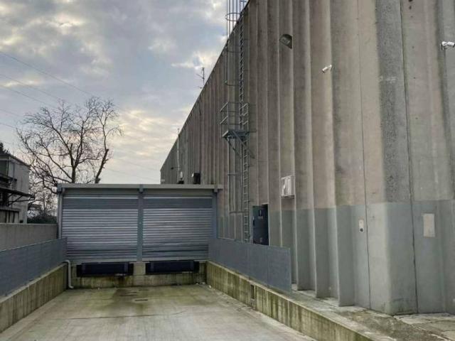 Locale Commerciale in affitto a Agrate Brianza, Lombardia