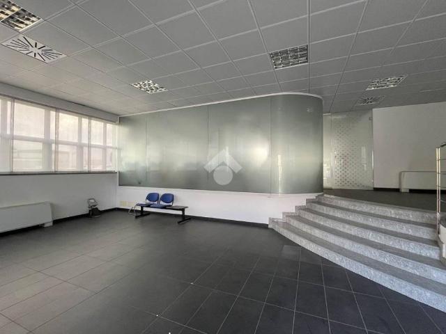 Locale Commerciale in affitto a Agrate Brianza, Lombardia