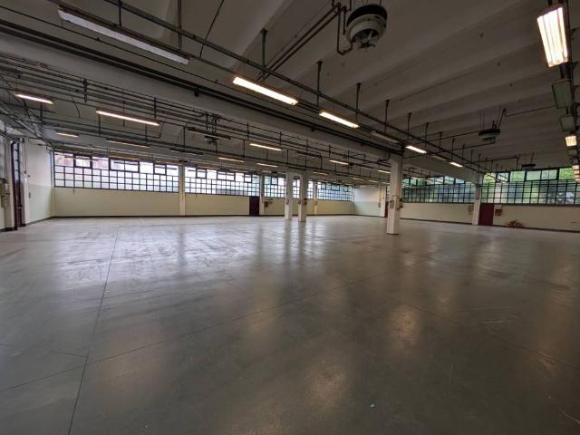 Locale Commerciale in affitto a Agrate Brianza, Lombardia