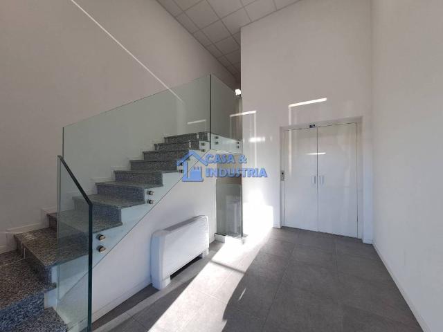 Locale Commerciale in affitto a Agrate Brianza, Lombardia