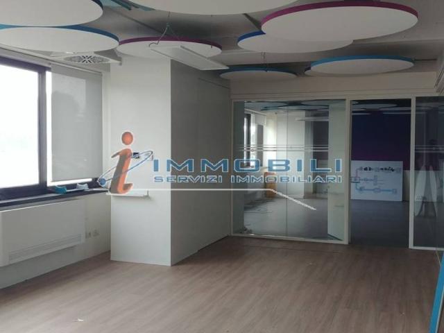 Locale Commerciale in affitto a Tangenziale Est di Milano, Agrate Brianza