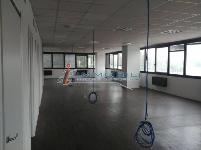 Locale Commerciale in affitto a Tangenziale Est di Milano, Agrate Brianza