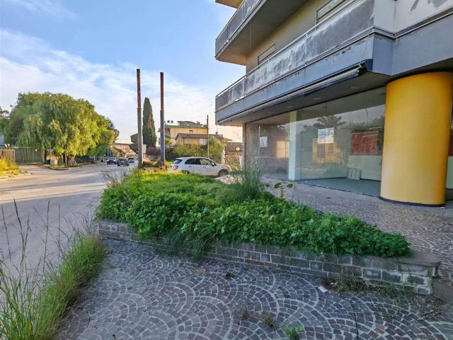 Locale Commerciale in affitto a Villaggio Peruzzo, Agrigento