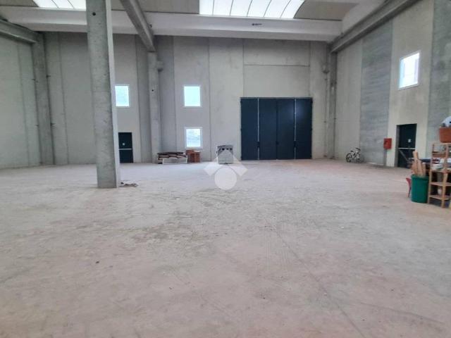 Locale Commerciale in affitto a Airuno, Lombardia