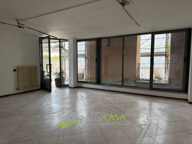 Locale Commerciale in affitto a Comunità della Vallagarina, Ala