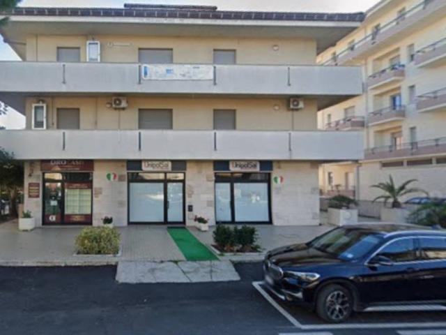 Locale Commerciale in affitto a Unione dei Comuni della Val Vibrata, Alba Adriatica