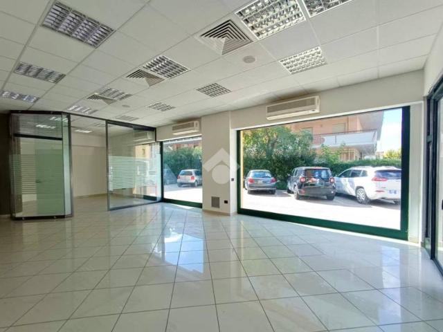 Locale Commerciale in affitto a Unione dei Comuni della Val Vibrata, Alba Adriatica