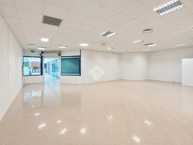 Locale Commerciale in affitto a Unione dei Comuni della Val Vibrata, Alba Adriatica