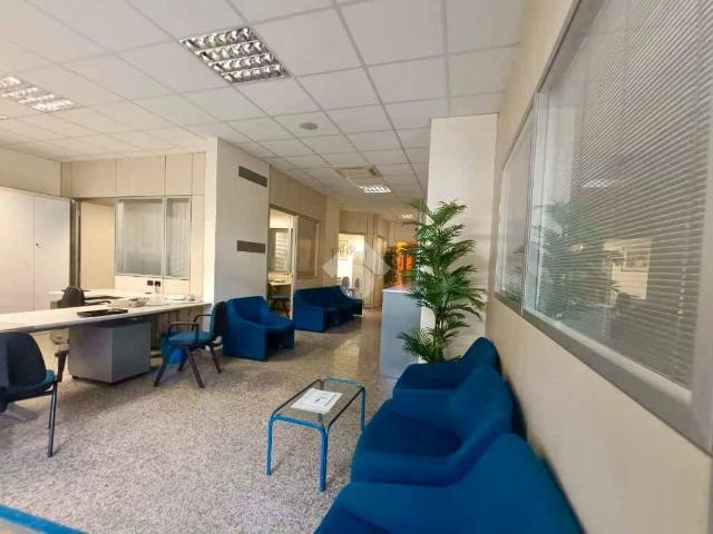 Locale Commerciale in affitto a Unione dei Comuni della Val Vibrata, Alba Adriatica
