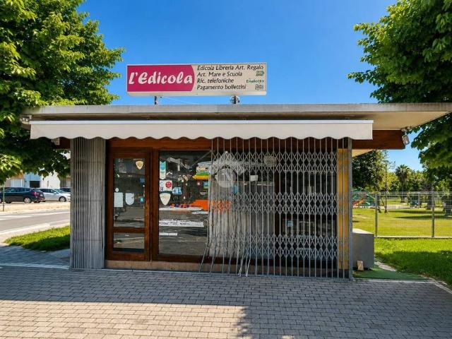 Locale Commerciale in affitto a Unione dei Comuni della Val Vibrata, Alba Adriatica