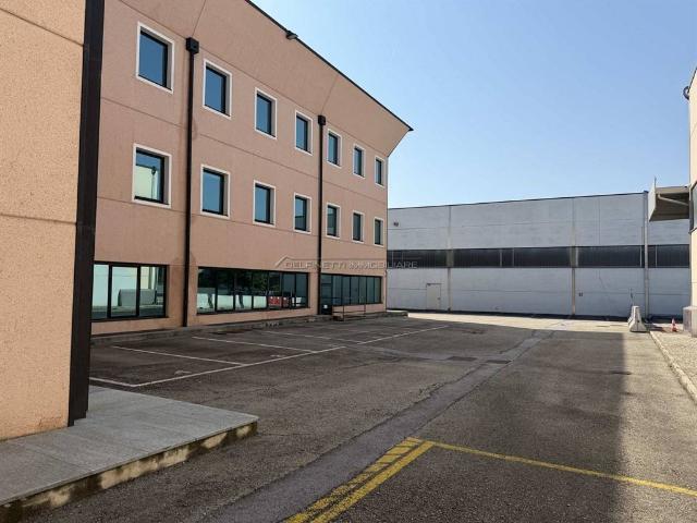 Locale Commerciale in affitto a Piemonte, Cuneo